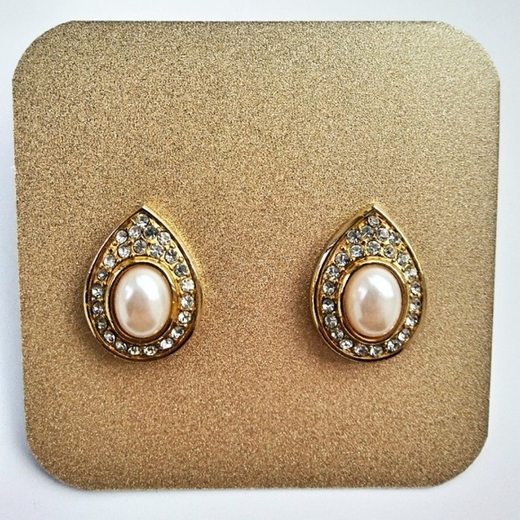 Vintage Goldtone Faux Pearl Earrings - Picture 4 of 6